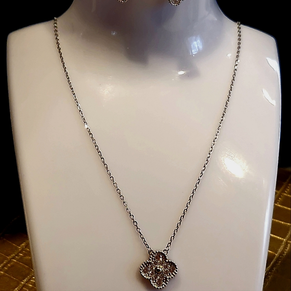 Clover Necklace.Stainels Steel Hupoallergenic. Moissanite. New popular design - Picture 11 of 15